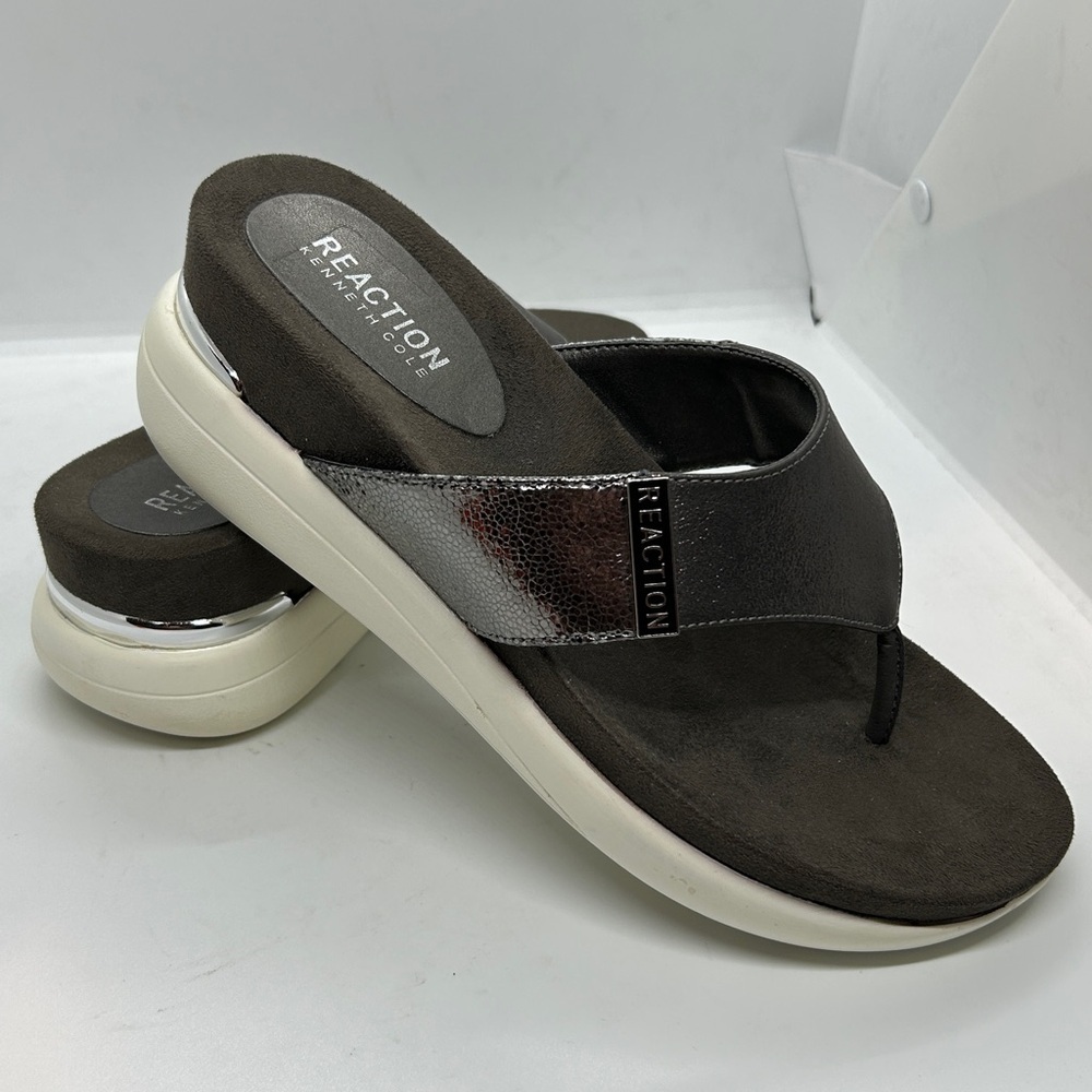Kenneth Cole REACTION Women's Blaire Thong Sandals.Metallic Pewter Finish Size 8 - Picture 3 of 11